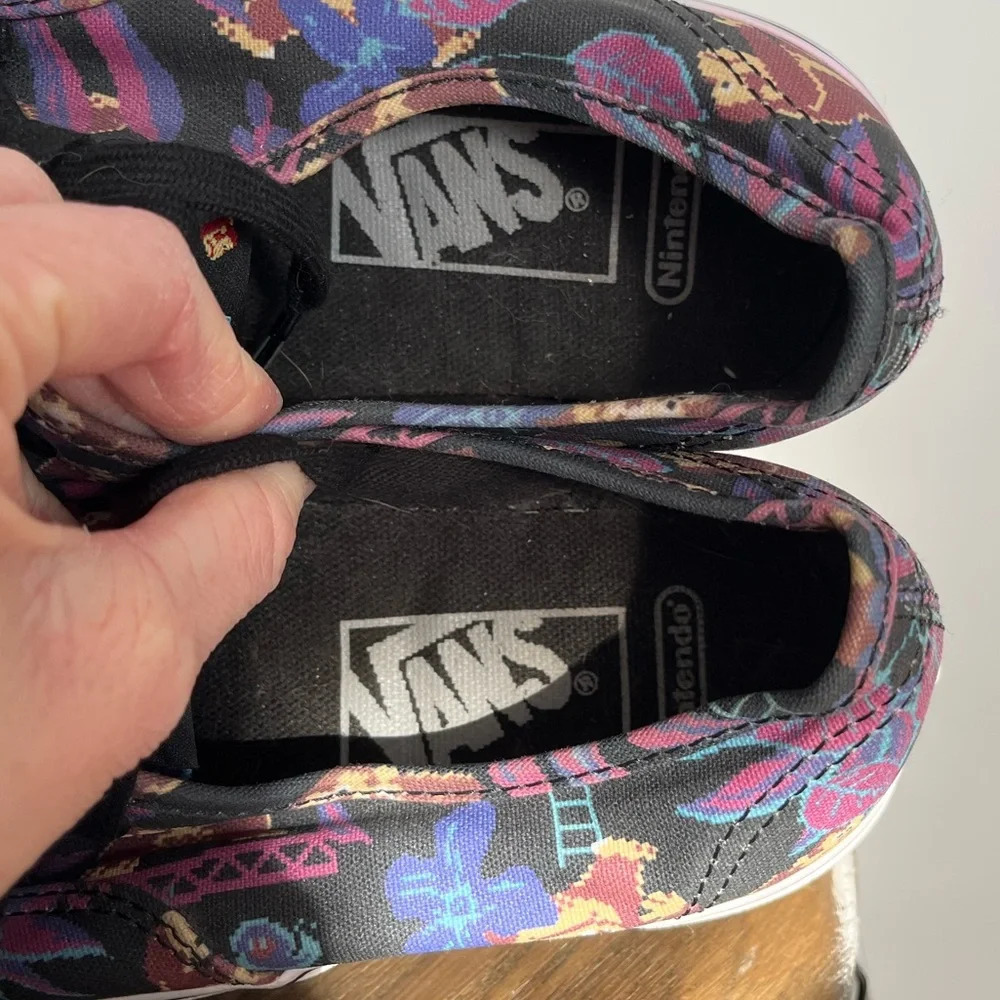 Vans  Nintendo Donkey Kong Limited Edition Sneaker Size 7 women or 5.5 - Picture 8 of 12